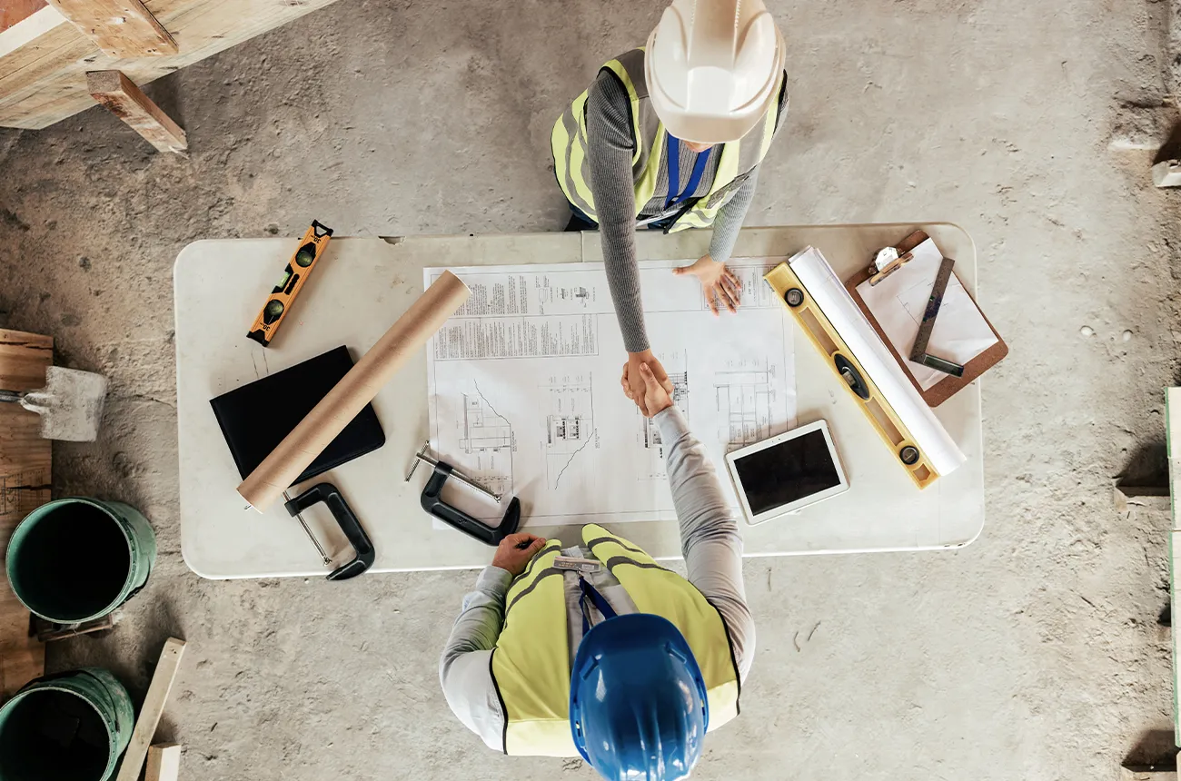 photo chantier faire face aux aléas poignée de mains techniciens