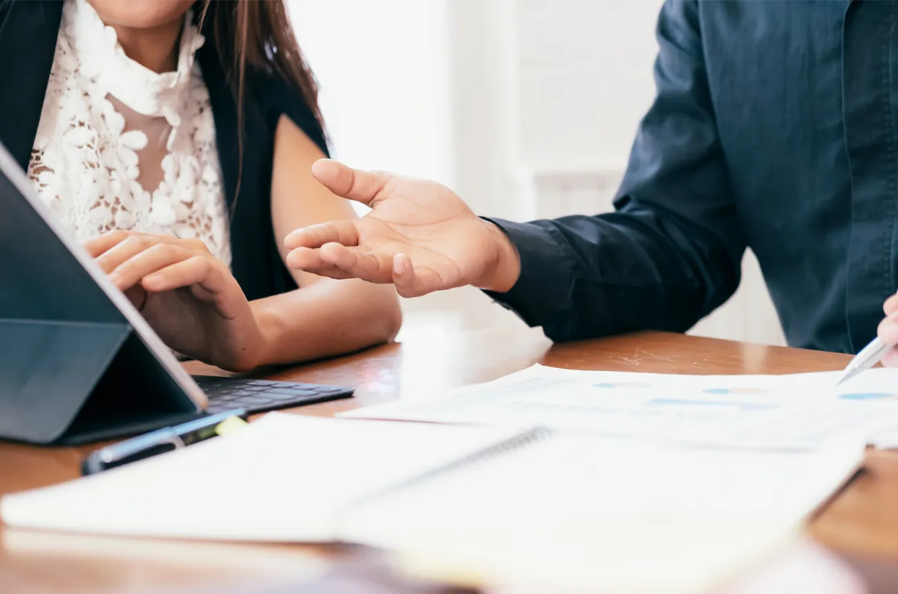 photo RH manageur motive et encourage collaborateur à faire une formation pour maximer l'engagement