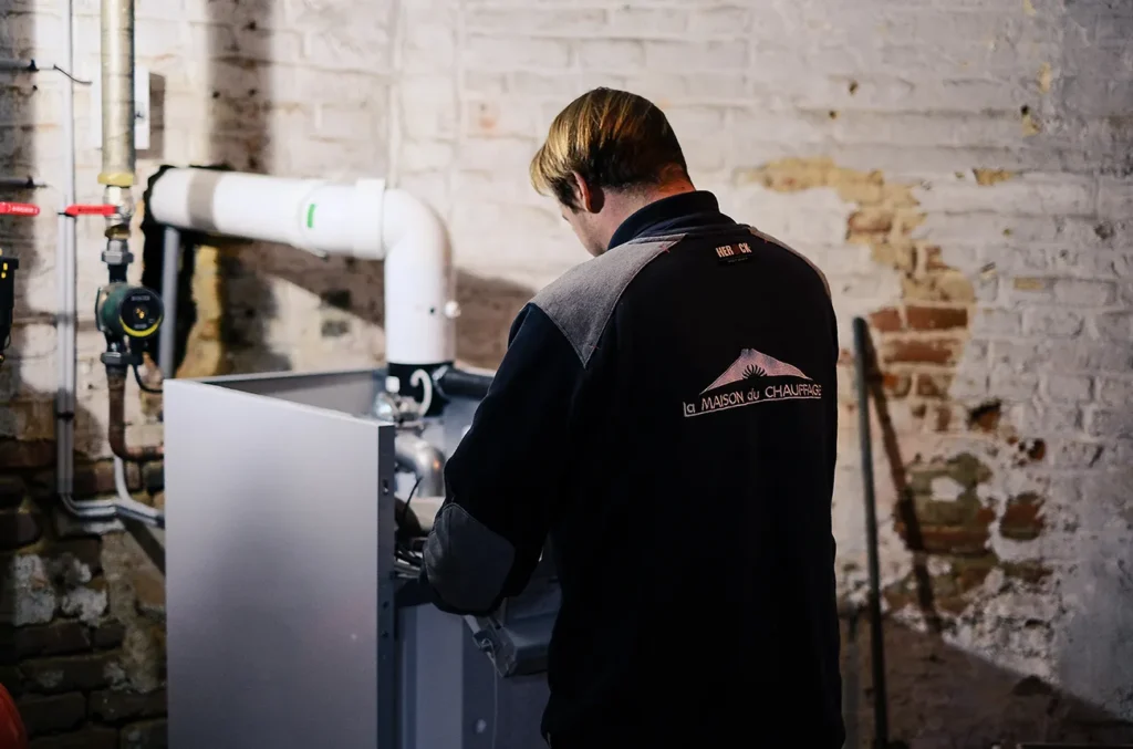chauffagiste qualifié dépannage sur un système de chauffage chaudière à condensation