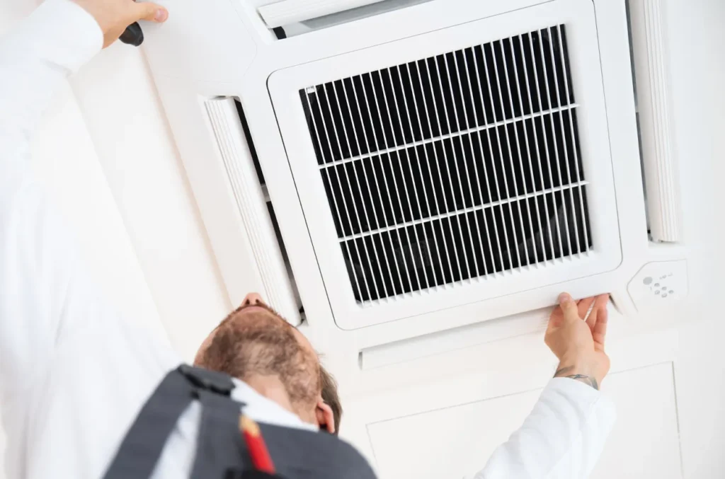 intervention d'un climaticien qualifié sur cassette de climatisation au plafond