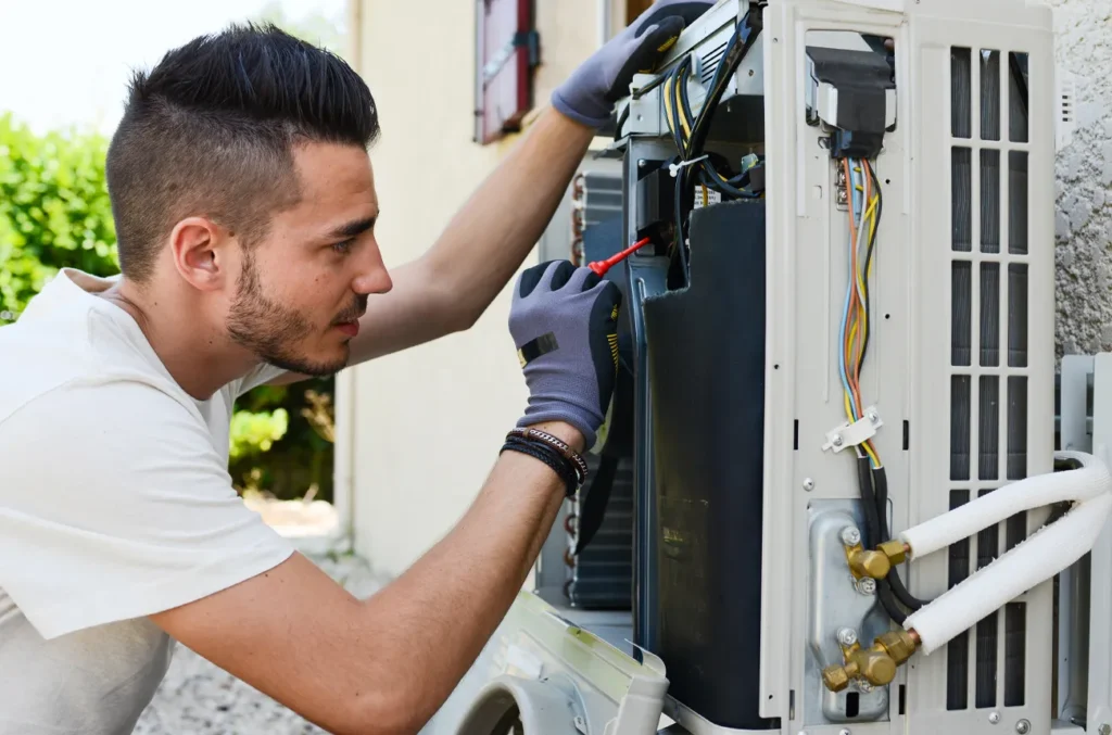technicien frigoriste spécialiste climatisation sur un système climatisation