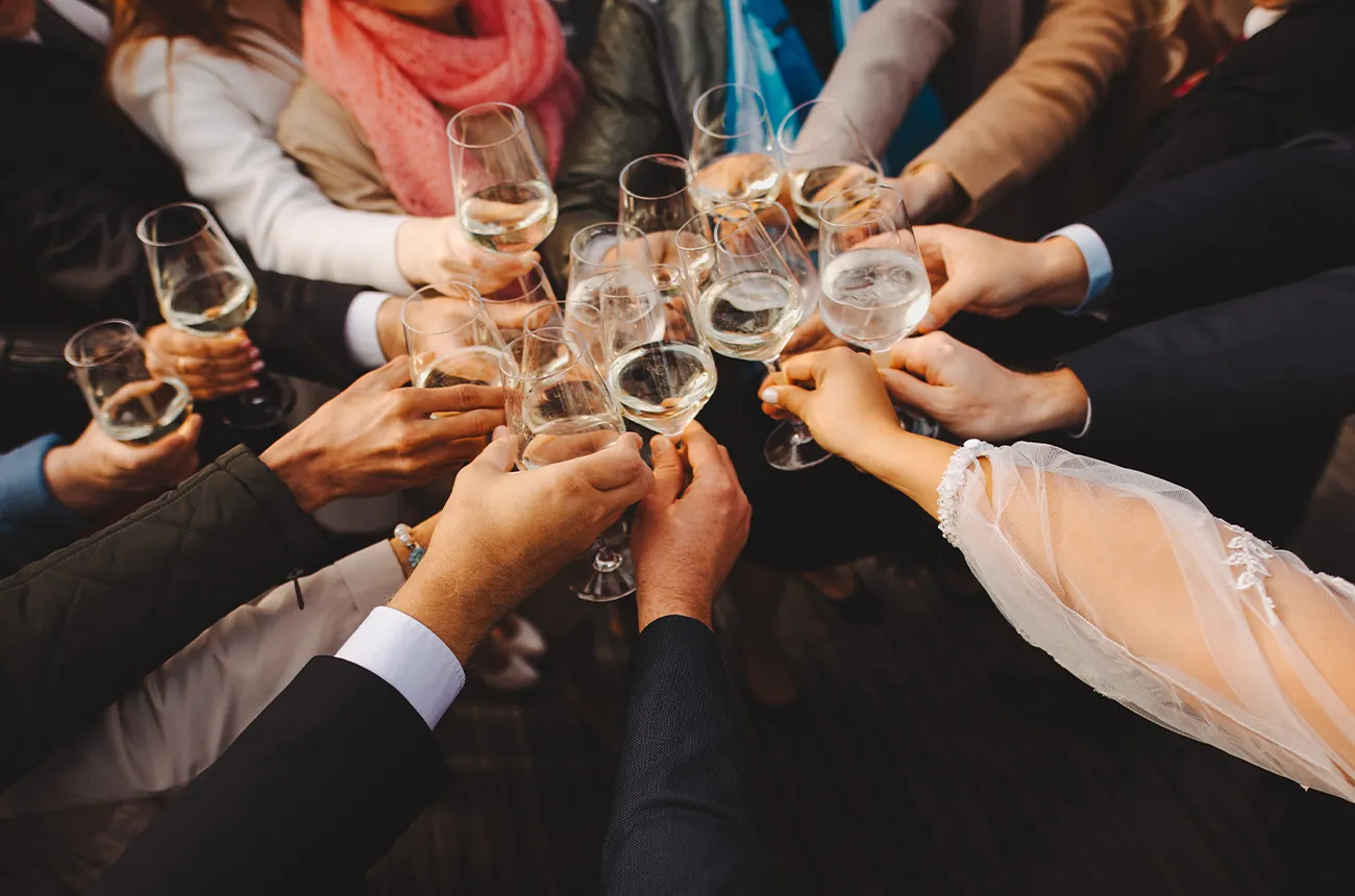un groupe trinque avec du champagne et de l'alcool au travail