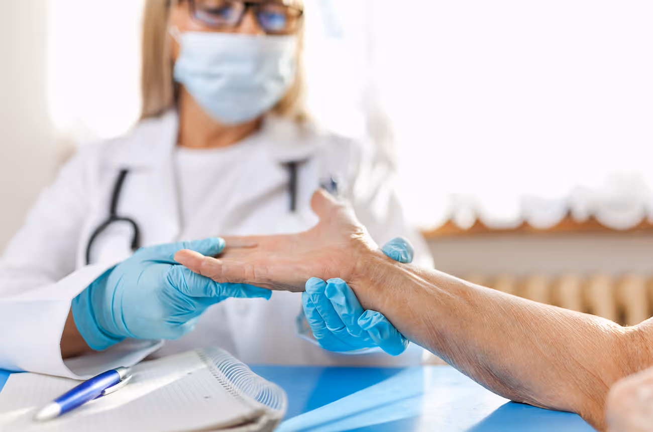 visite medicale docteur osculte main travailleur