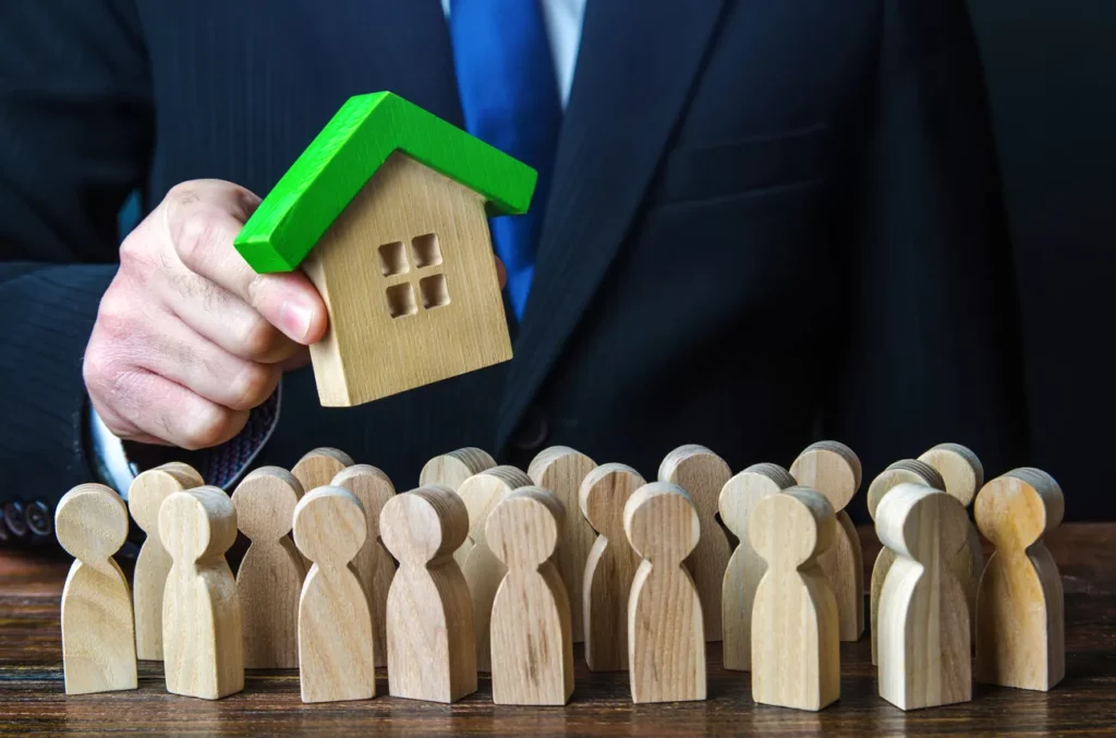 homme tient maison au dessus foule holding structuration entreprise