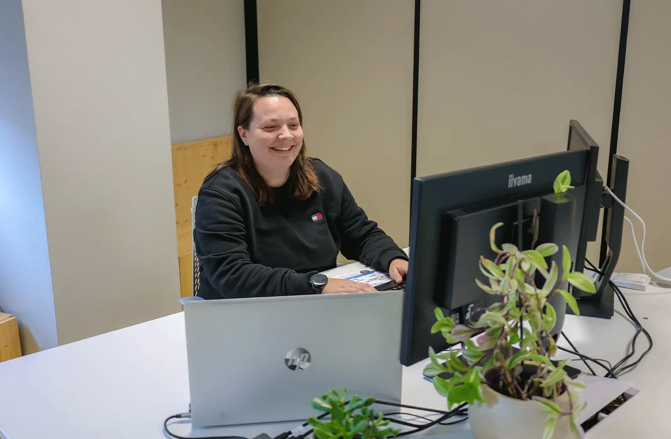 Photo portrait Anaïs Queiros assistante comptable bureau ordinateurs Gesec