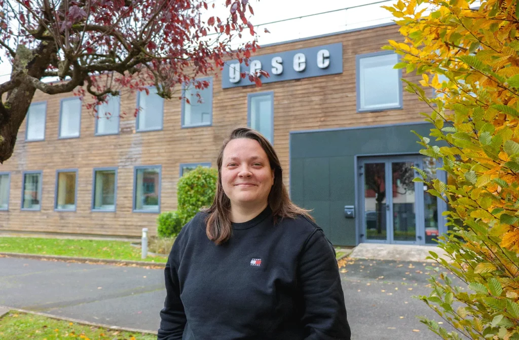 Portrait photo Anais Queiros assistante comptable collaborateur bureau facade siege Gesec