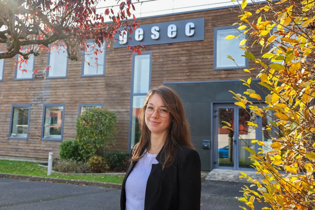 Portrait photo Aurelie Magdelaine chargee de process indicateurs performance bureau siege Gesec