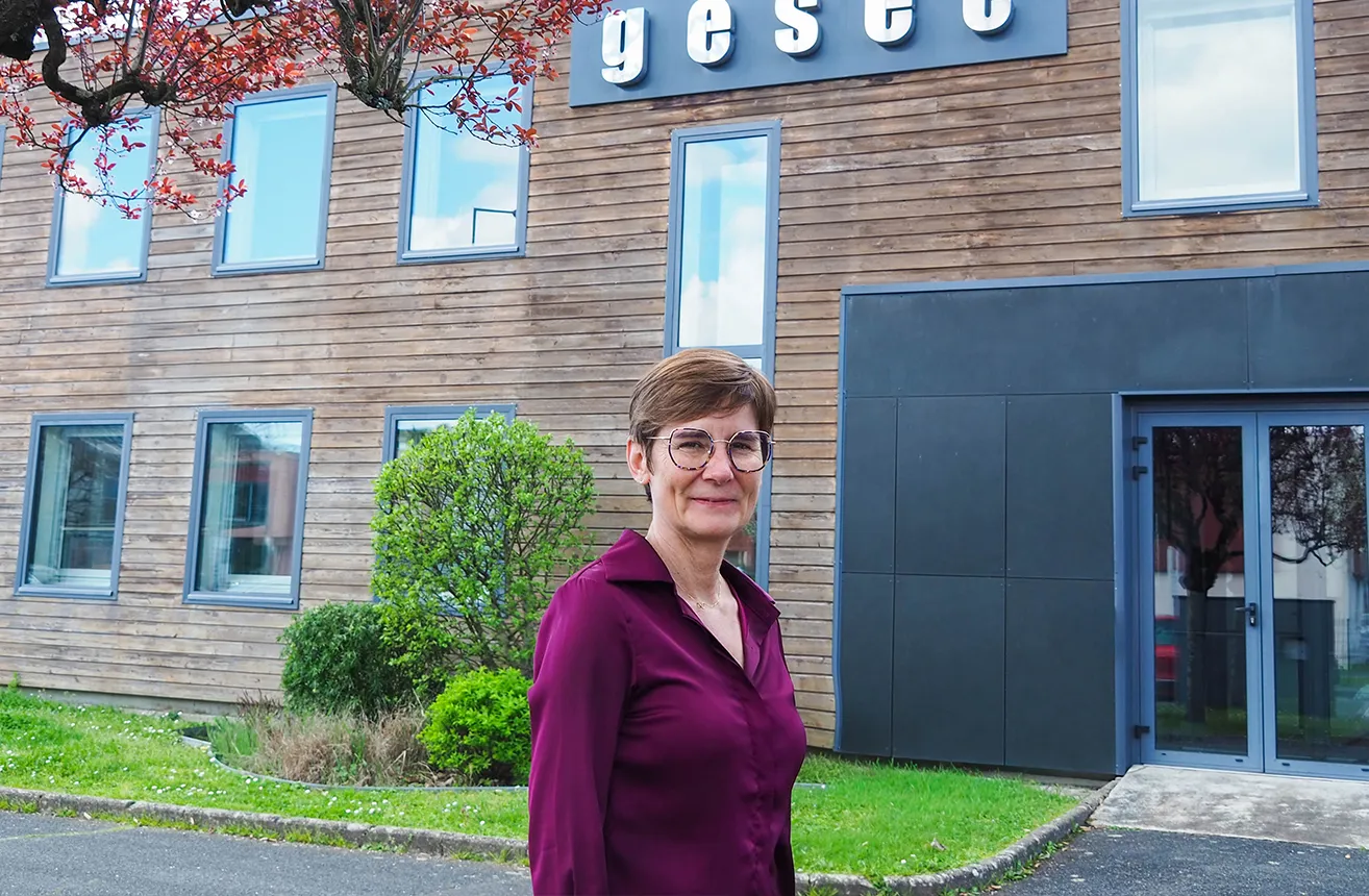 photo Sophie responsable gestion entreprise bureau facade Gesec