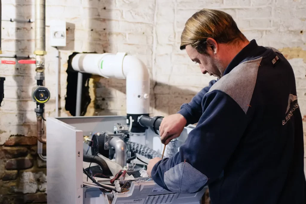 metier plombier technicien maintenance intervention chaudiere